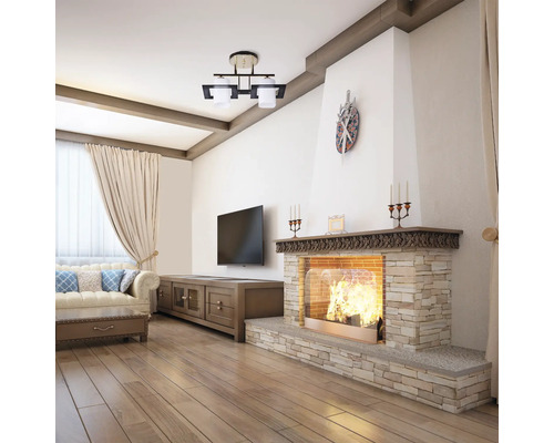 Living cu șemineu, canapea, televizor, plafonieră și podea din lemn