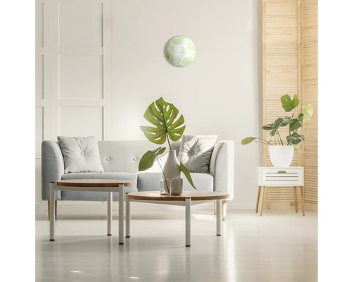 Living luminos cu canapea, masă și plante pentru o atmosferă prietenoasă