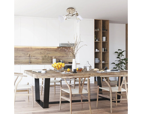 Sufragerie luminoasă cu masă și scaune din lemn, iluminată de o plafonieră