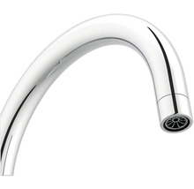 Prim-plan cu gura de scurgere cromată a unui robinet.