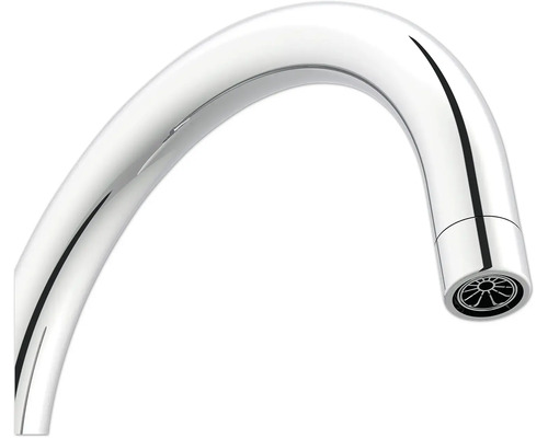 Prim-plan cu gura de scurgere cromată a unui robinet.