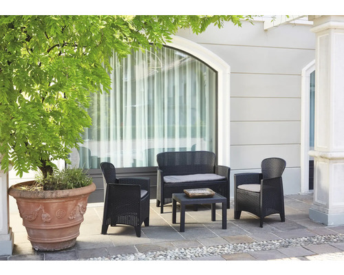 Set mobilier de grădină din poliratan cu două scaune, o bancă și o masă pe o terasă