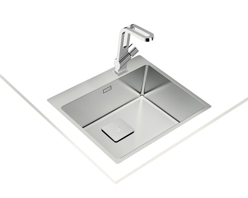 Chiuvetă din oțel inoxidabil cu robinet pe un blat de lucru