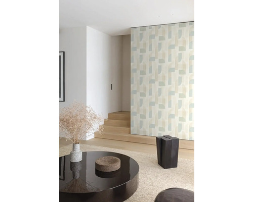 Cameră de zi luminoasă cu tapet geometric, măsuță de cafea rotundă și scară