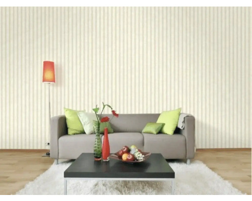 Living cu canapea, masă, lampă de podea și tapet cu dungi