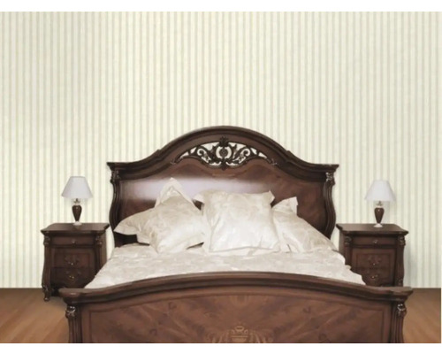 Dormitor clasic cu cadru de pat din lemn închis la culoare și noptiere asortate