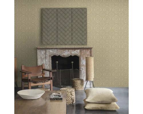 Cameră de zi cu tapet cu model, șemineu și diverse piese de mobilier