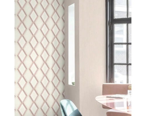 Vedere a camerei cu tapet cu model, fereastră și masă