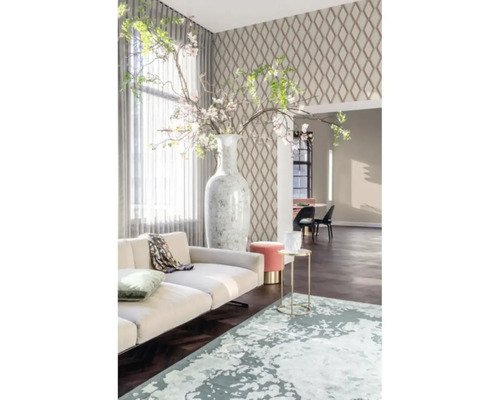 Cameră de zi luminoasă cu canapea, covor, vază și perete decorativ