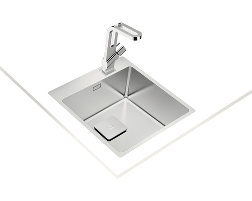 Chiuvetă din oțel inoxidabil cu robinet pe un blat de lucru