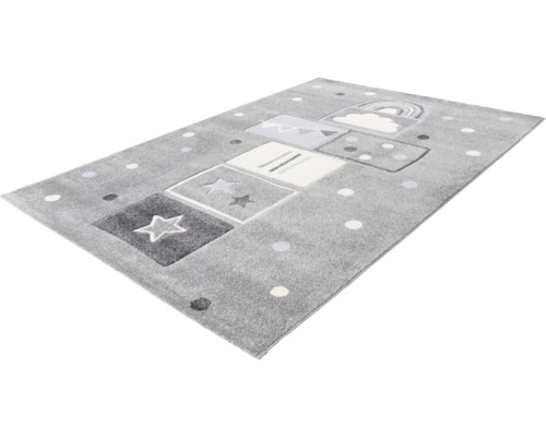 Covor gri pentru camera copiilor cu motive de stele, nori și curcubeu