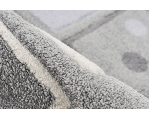 Vizualizare detaliată a unui covor gri cu model alb