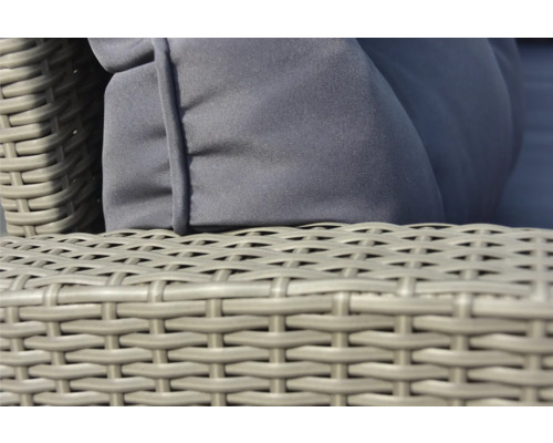 Prim-plan cu perne gri pe un scaun de răchită