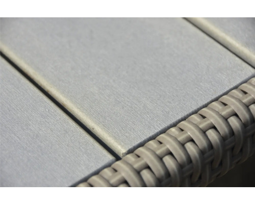 Vizualizare detaliată a unui blat de masă cu margine din ratan