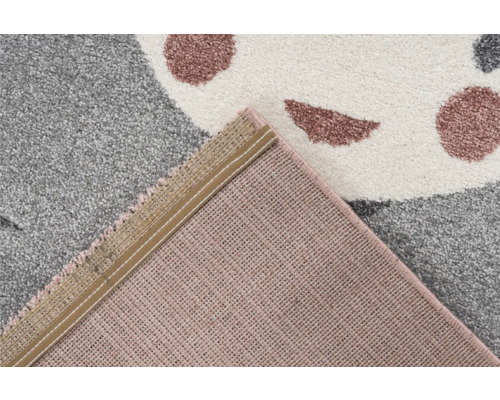 Vizualizare detaliată a unui covor cu motiv animal și spate țesut