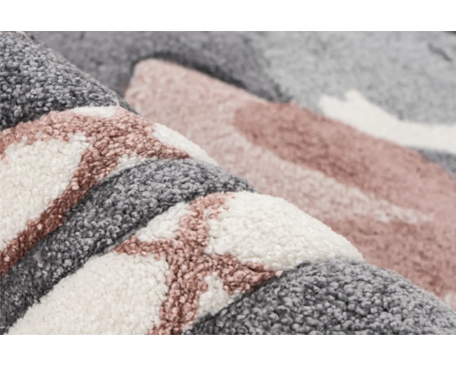 Prim-plan cu un covor cu model geometric