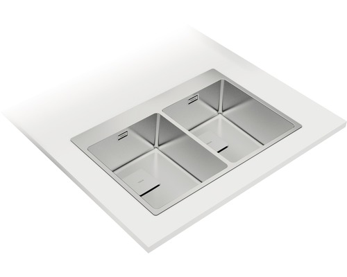 Chiuvetă dublă din oțel inoxidabil într-un mediu luminos de bucătărie