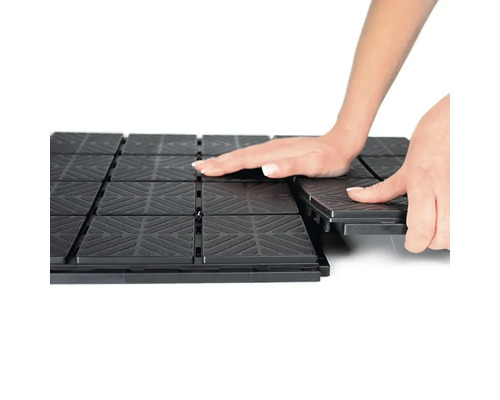 Montarea plăcilor de podea negre cu sistem clic