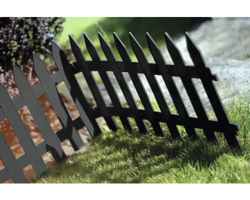 Gard negru de grădină din lemn cu scânduri ascuțite