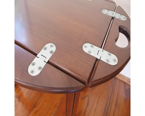 Prim-plan al unei mese din lemn cu balamale