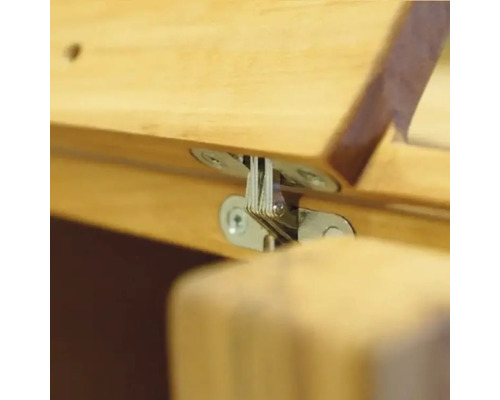 Detalii cu feronerie rabatabilă pe o piesă de mobilier din lemn