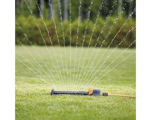 Aspersor de gazon udând gazonul