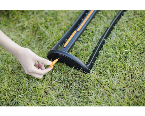 Aspersor de gazon cu țăruș de împământare fixat pe o peluză