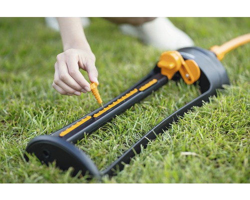 Aspersor oscilant pentru gazon cu inserție de reglare pe gazon