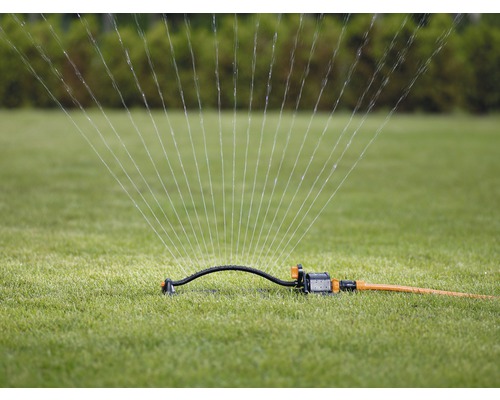 Aspersor de gazon udând un gazon