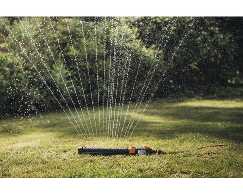 Aspersor de gazon udând gazonul din grădină