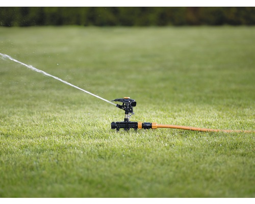 Aspersor de gazon irigând gazonul