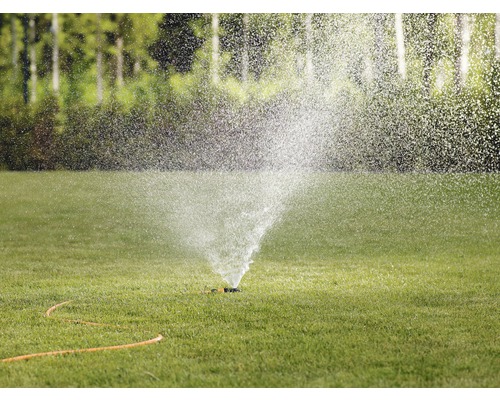 Aspersor de gazon udând peluza