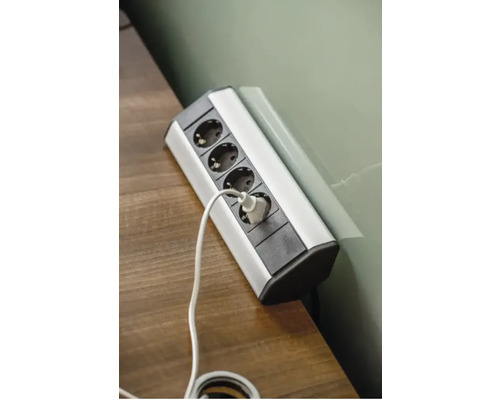 Bloc multipriză cu cinci prize, o priză este ocupată.