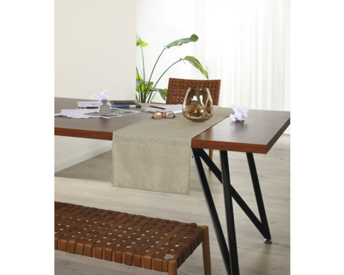 Masa de sufragerie cu față de masă, decorațiuni și bancă