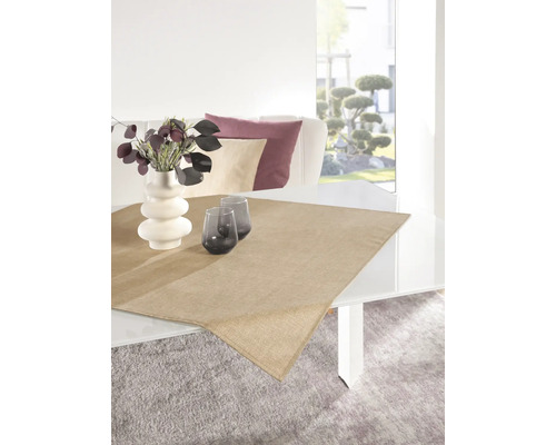 Aranjament decorativ cu traversă de masă, vază cu flori și pahare pe o masă de sufragerie