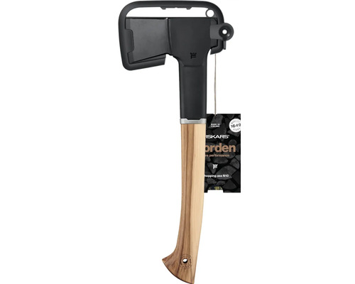Topor Fiskars cu mâner din lemn și protecție pentru lamă