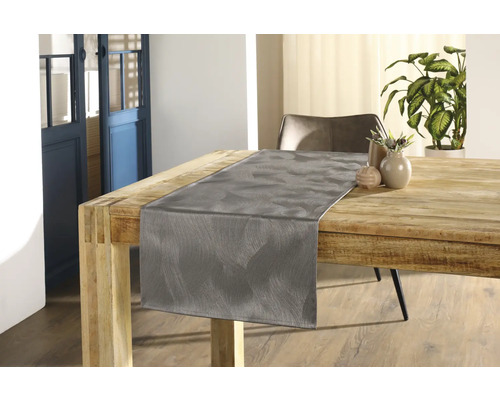 Masa din lemn cu față de masă gri și decorare în interior