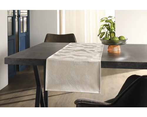 Masa de sufragerie cu față de masă și decorațiuni