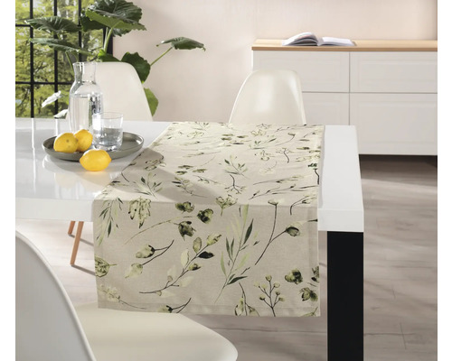 Scenă cu o față de masă cu model floral pe o masă de sufragerie