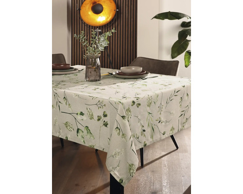 Masa de sufragerie aranjată cu față de masă cu model floral