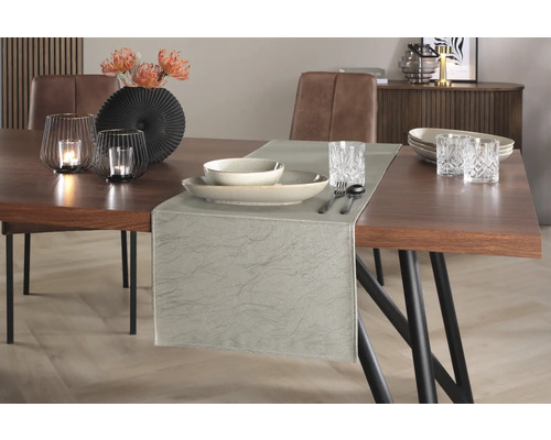 Masa de sufragerie decorativă cu traversă, veselă, pahare, suporturi pentru lumânări și vază de flori