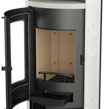 Șemineu cu ușa deschisă pentru lemne de foc