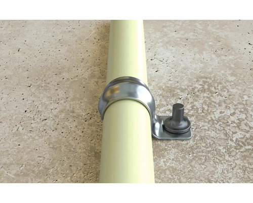 Clema metalică pentru țeavă fixată pe o țeavă