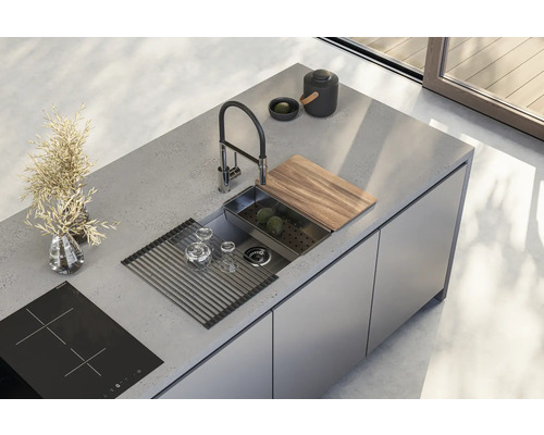 Bucătărie modernă cu chiuvetă, robinet, tocător și suport pentru uscat vase