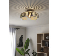 Lumină de plafon cu lamele din lemn și efecte de lumină decorative în camera de zi.