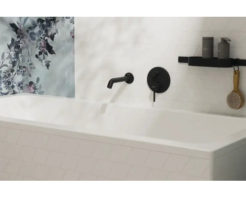 Scenă de baie cu cadă, baterie și accesorii