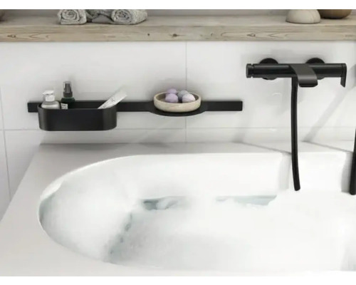 Baie cu cadă, robinet și raft cu articole de baie