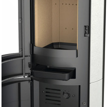 Imagine detaliată a unui șemineu cu ușa deschisă și compartiment integrat pentru lemne