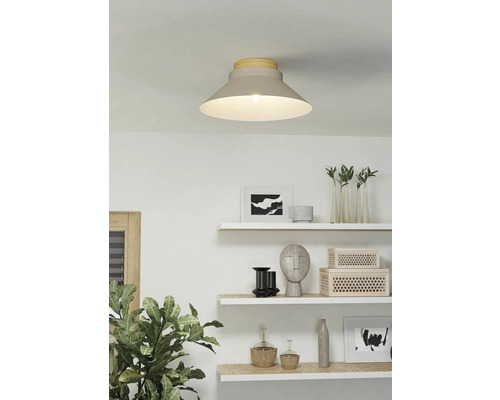 Lumină de plafon din metal și lemn deasupra rafturilor cu articole decorative