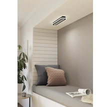 Lumină de plafon încastrată cu un design oval într-un living luminos.